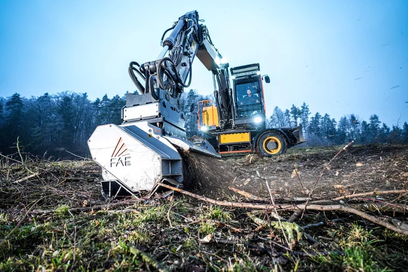 FAE Anbaumulcher am Baggerarm im Einsatz, Holzspäne fliegen