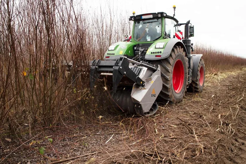 Traktor mit FAE Zapfwellen-Mulcher bei der Flächenarbeit
