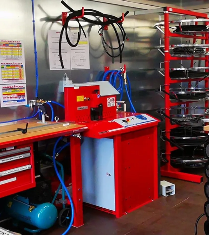 Schlauchwerkstatt im Werkstattmobil mit Pressmaschine und Schlauchlager