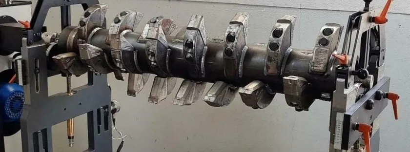 Mulcher-Rotor eingespannt in der mobilen Wuchtbank